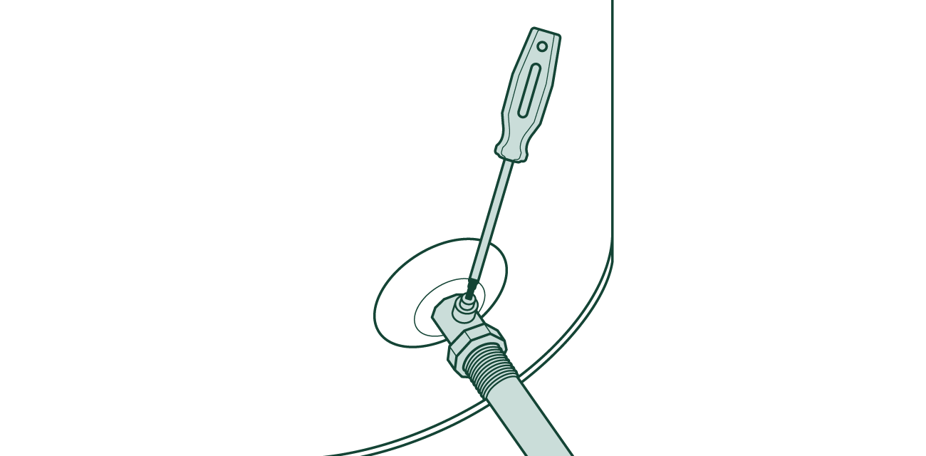 Tournevis fermant une vanne pour couper l’alimentation en eau d’un chauffe-eau.