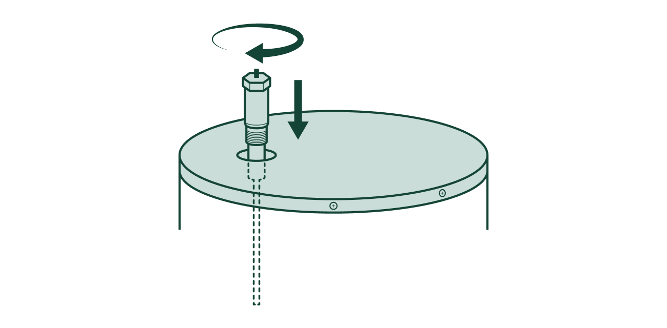 Insertion et vissage d’une anode dans le haut d’un chauffe-eau.